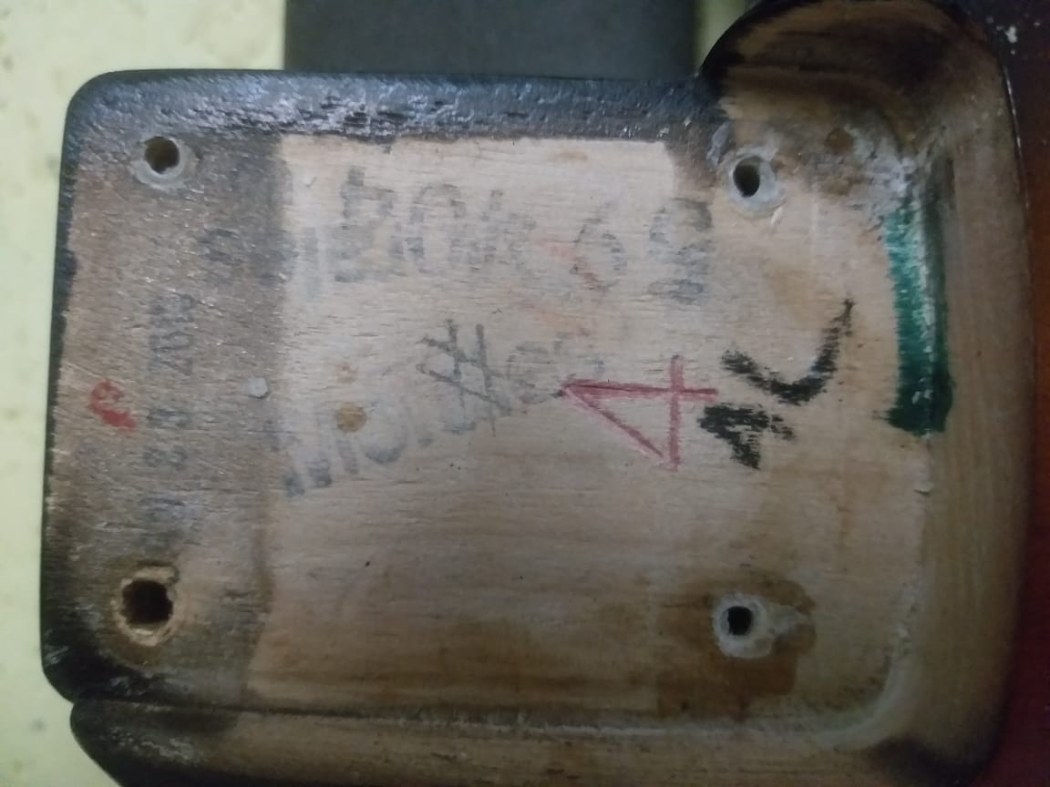 Encaixe do braço da guitarra com marcas de fabricação